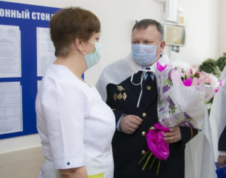 Начальник МВД поздравил пациенток пензенского госпиталя с 8 марта