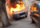 Появилось видео с полыхающей на улице Лобачевского машиной