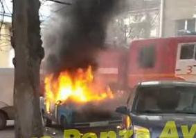 Процесс тушения полыхающей в Пензе легковушки попал на видео