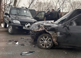 Появились новые фото с места утреннего ДТП в Пензе, где разбились две машины