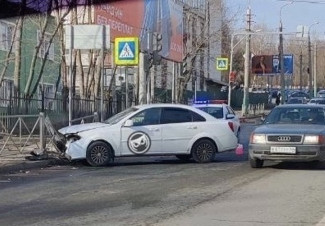 На улице Захарова в Пензе машина снесла дорожное ограждение. ФОТО