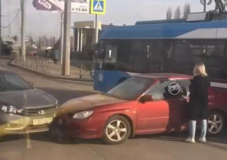На улице Терновского в Пензе столкнулись две легковушки и троллейбус