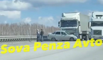 Фура подмяла под себя легковушку по дороге в Пензу 