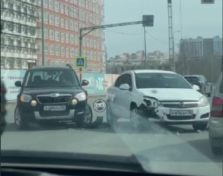 В Пензе на Измайлова столкнулись черная и белая легковушки