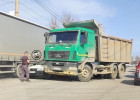 На улице Долгорукова в Пензе легковушку зажало между двумя грузовиками