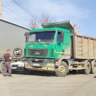 На улице Долгорукова в Пензе легковушку зажало между двумя грузовиками