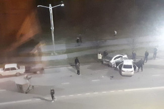 В Заречном иномарка врезалась в припаркованный автомобиль, есть пострадавший