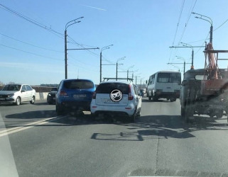 Пензенцы сообщают о тройной аварии на Сурском мосту