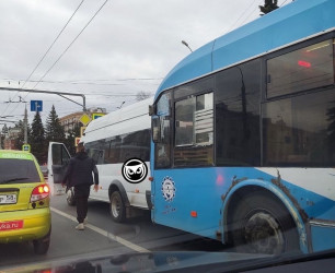 В центре Пензы образовалась пробка из-за ДТП с троллейбусом и маршруткой