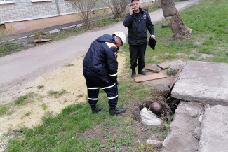 На улице Леонова в Пензе мужчина провалился в колодец теплотрассы