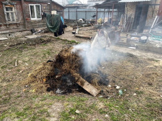 В Пензе составили протокол на мужчину, сжигавшего сухую траву и мусор
