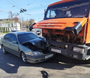 В Пензе случилось жесткое ДТП с КамАЗом и легковушкой
