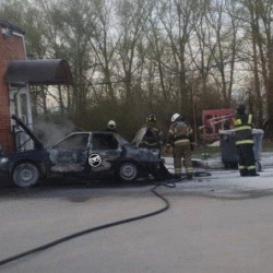 В Пензе автомобиль вспыхнул прямо на газовой заправке