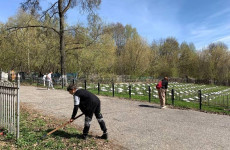 В Пензе школьники и студенты привели в порядок могилы воинов