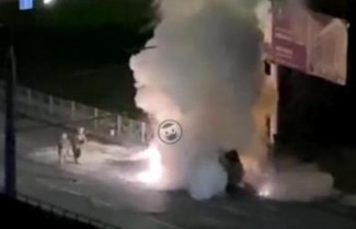 На видео попал процесс тушения полыхающей в Пензе легковушки