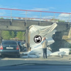 Пензенцы сообщают о пробке из-за застрявшего под мостом фургона