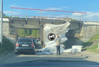 Пензенцы сообщают о пробке из-за застрявшего под мостом фургона