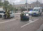 В центре Пензы разбились две машины, на месте работают врачи и спасатели