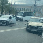 Появились новые фото с места страшной аварии на улице Кирова в Пензе