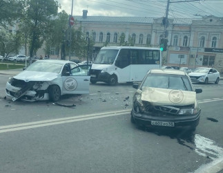 Появились новые фото с места страшной аварии на улице Кирова в Пензе