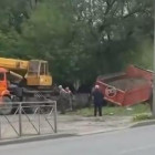 На улице Аустрина в Пензе в яму с кипятком провалился грузовик