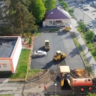 В Заречном дорожники изящно закатали припаркованное авто «в асфальт»