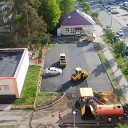 В Заречном дорожники изящно закатали припаркованное авто «в асфальт»