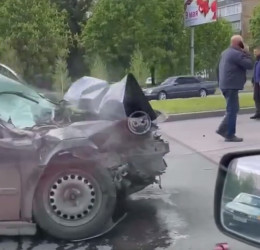 На Проспекте Строителей в Пензе разбилась черная иномарка
