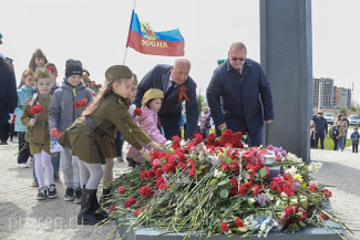 Первые лица Пензенской области возложили цветы к мемориалу Колокол памяти