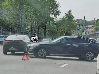 На улице Кулакова в Пензе осложнено движение транспорта из-за аварии