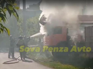 На улице Стасова в Пензе загорелся автокран. ВИДЕО