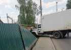 В Пензе грузовик протаранил забор и врезался в частный дом. ФОТО