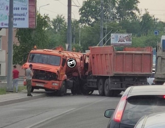 Возле Катюши в Пензе образовалась пробка из-за ДТП с двумя грузовиками