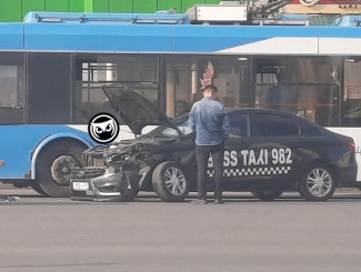 На улице Суворова в Пензе водитель такси устроил жесткое ДТП. ВИДЕО