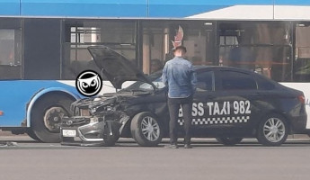На улице Суворова в Пензе водитель такси устроил жесткое ДТП. ВИДЕО