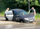 В Пензе в яму на дороге провалился легковой автомобиль