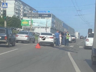 На проспекте Строителей в Пензе образовалась пробка из-за аварии
