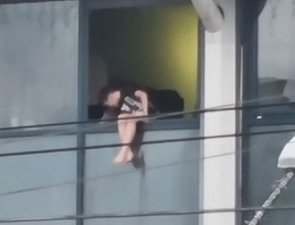 В пензенском ДС Буртасы заметили ребенка, свесившего ноги из окна четвертого этажа