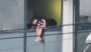 В пензенском ДС Буртасы заметили ребенка, свесившего ноги из окна четвертого этажа