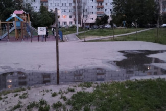 В Пензе на Шуисте детскую площадку затопило жижей из канализации