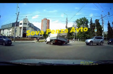 Жесткое ДТП на перекрестке М.Горького и Володарского парализовало движение в центре 