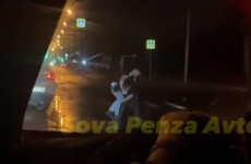  Жесткую драку на проезжей части в районе Автовокзала сняли на видео