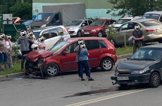 На улице Кижеватова в Пензе в жесткой аварии разбились две машины