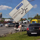 Жесткое ДТП в Пензе: легковушка протаранила металлическое ограждение. ФОТО