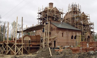 В Пензенской области с крыши строящейся церкви упал пьяный рабочий
