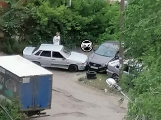 На улице Минской в Пензе легковушка врезалась в припаркованные машины