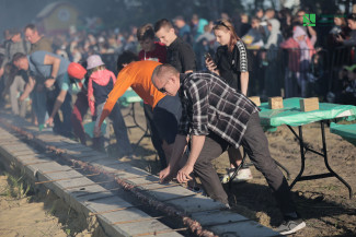 На фестивале «Лугофест-2023» пожарили 150-метровый шашлык