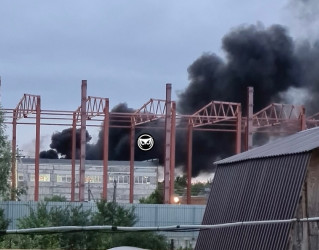 В Пензе более 40 человек тушили горящий склад