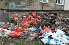 Атака с воздуха! Мешки со строительным мусором угрожают убить жителей Арбеково