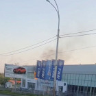 Рано утром в Пензе загорелся крупный автосалон